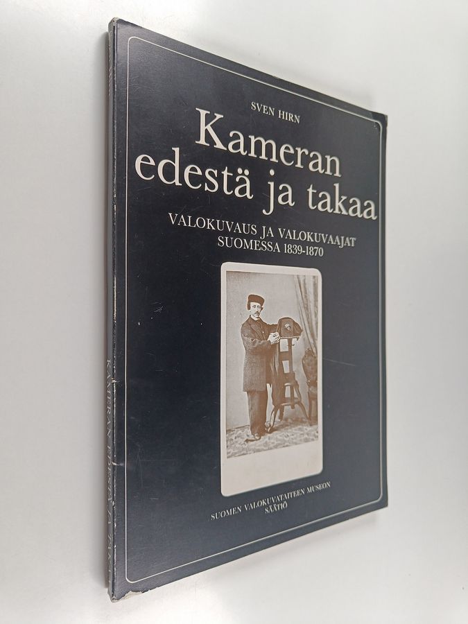 Kameran edestä ja takaa