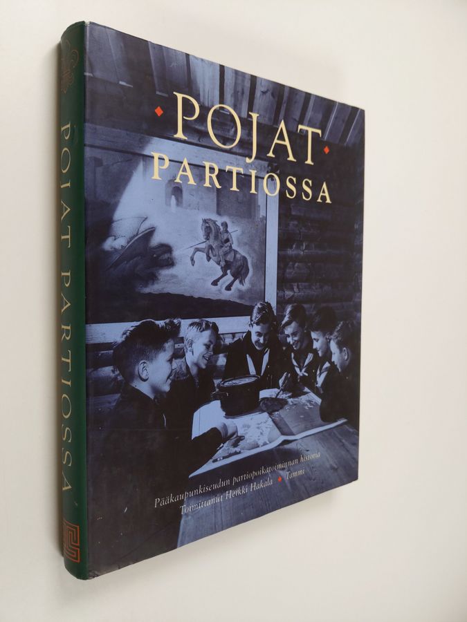 Heikki (toim.) Hakala : Pojat partiossa : pääkaupunkiseudun partiopoikatoiminnan historia