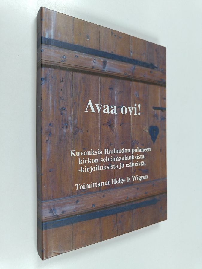 Kuvauksia Hailuodon 1968 palaneen kirkon seinämaalauksista, -kirjoituksista ja esineistä
