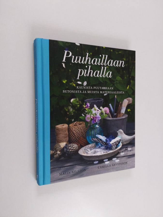 Puuhaillaan pihalla