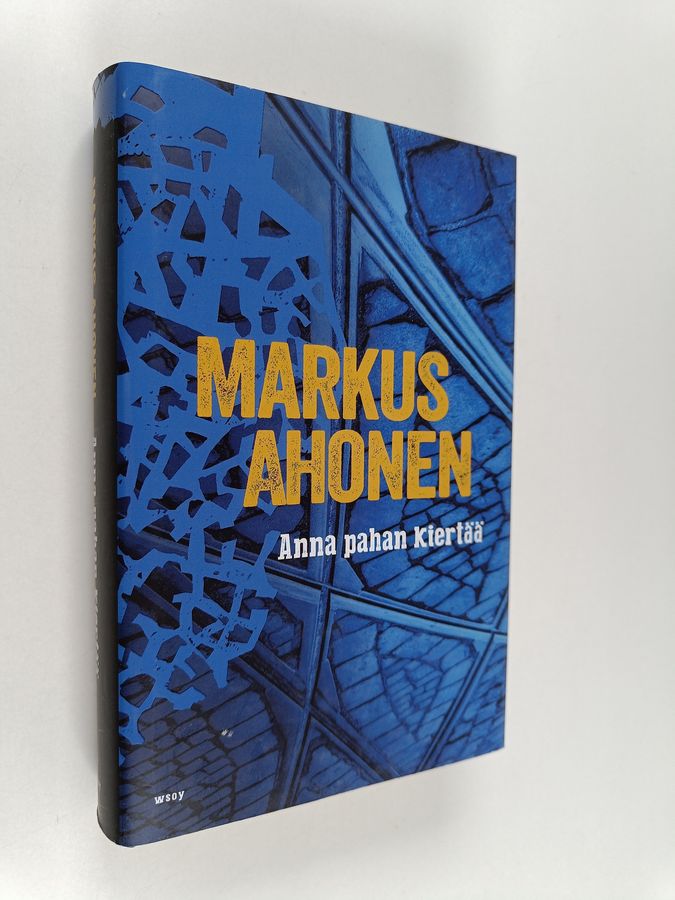 Markus Ahonen : Anna pahan kiertää : romaani rikoksista ja yhteyden menettäneistä