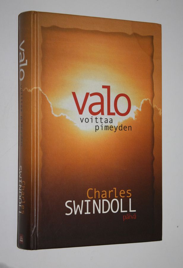 Charles R Swindoll : Valo voittaa pimeyden : ristin murhenäytelmä ja riemuvoitto - meidän voimaksemme