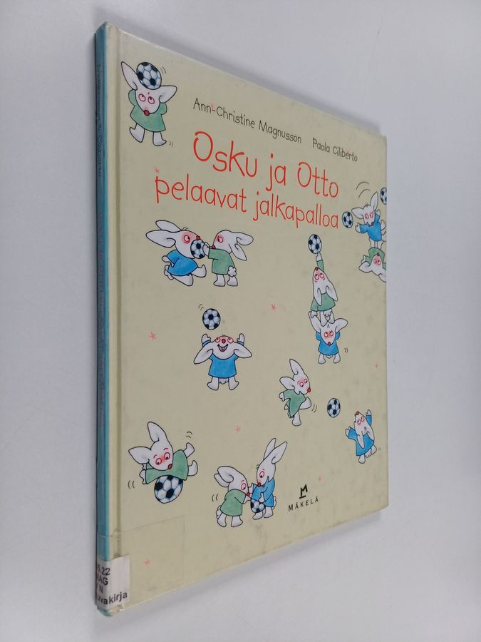 Osku ja Otto pelaavat jalkapalloa