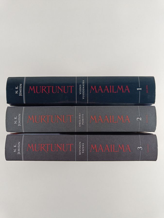 N. K. Jemisin : Murtunut maailma 1-3 ; Viides vuodenaika ; Obeliskiportti ; Kivinen taivas
