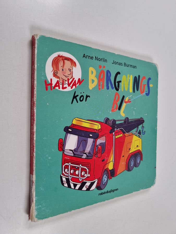 Halvan kör bärgningsbil