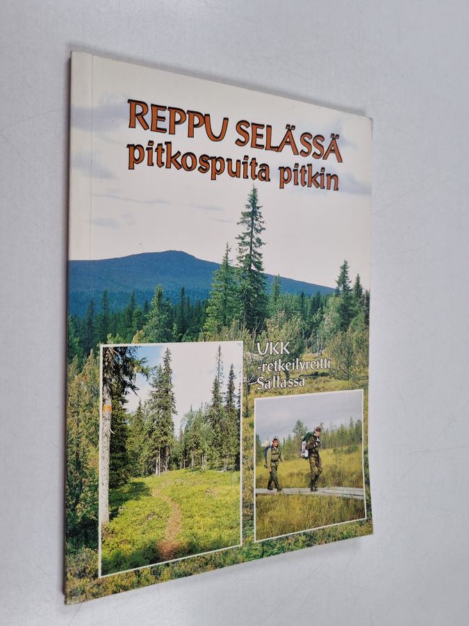 Reppu selässä pitkospuita pitkin