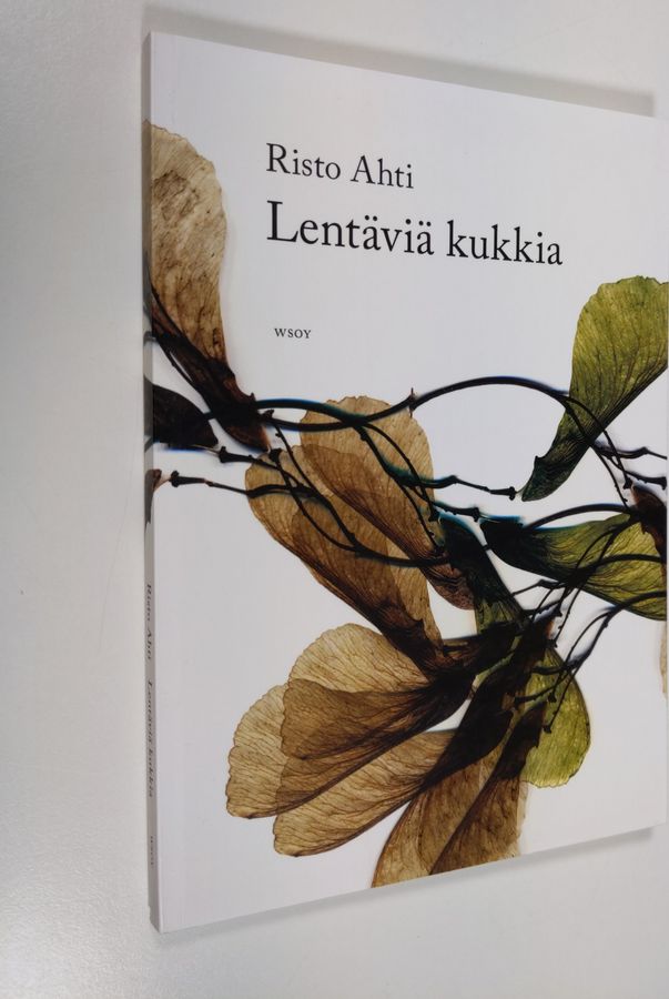Risto Ahti : Lentäviä kukkia
