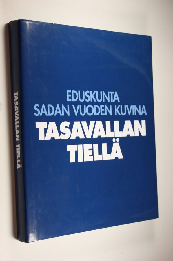 Jorma Komulainen : Tasavallan tiellä : eduskunta sadan vuoden kuvina