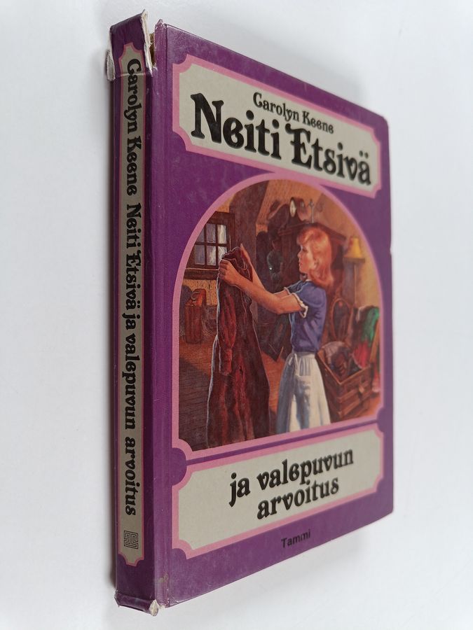 Neiti Etsivä ja valepuvun arvoitus