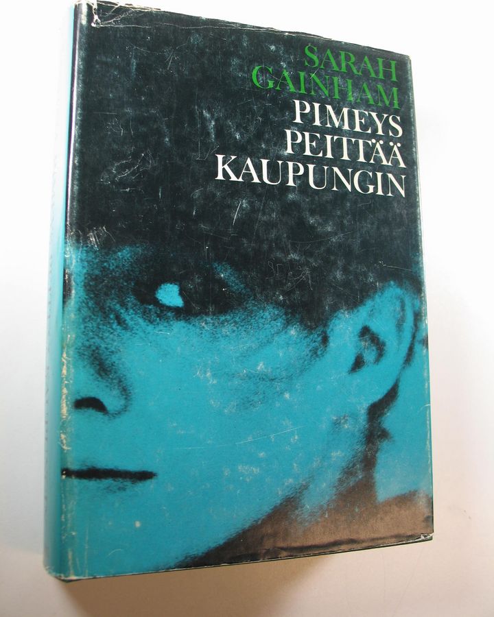 Sarah Gainham : Pimeys peittää kaupungin