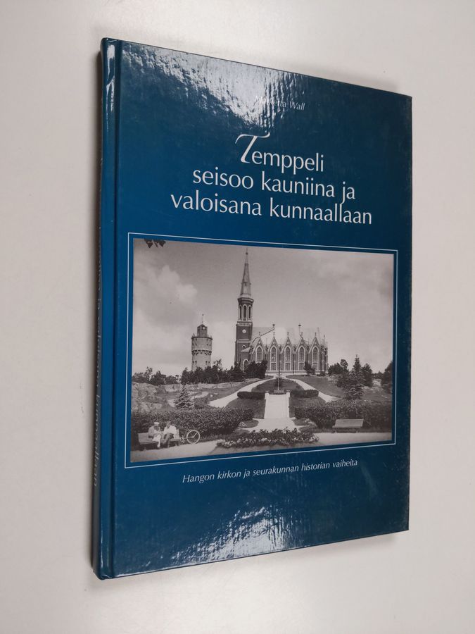 Temppeli seisoo kauniina ja valoisana kunnaallaan