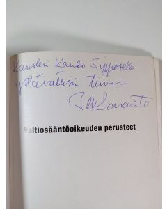 Kirjailijan Ilkka Saraviita käytetty kirja Valtiosääntöoikeuden perusteet (signeerattu)