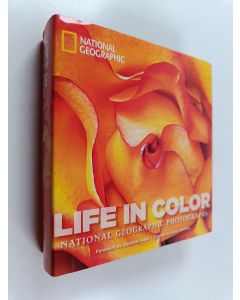 Kirjailijan Annie Griffiths käytetty kirja Life in Color : National Geographic photographs