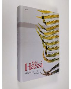 Kirjailijan Satu Hassi käytetty kirja Tukka hattuhyllyllä