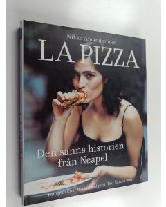 Kirjailijan Nikko Amandonicos käytetty kirja La pizza : den sanna historien från Neapel