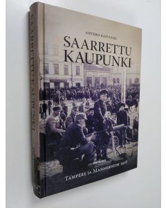 Kirjailijan Antero Raevuori käytetty kirja Saarrettu kaupunki : Tampere ja Mannerheim 1918