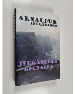Kirjailijan Arnaldur Indriðason käytetty kirja Jyrkänteen reunalla