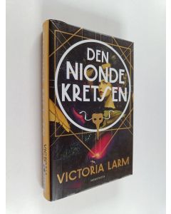 Kirjailijan Victoria Larm käytetty kirja Den nionde kretsen