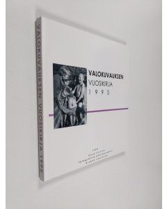 Kirjailijan Ritva Tähtinen käytetty kirja Valokuvauksen vuosikirja 1995 = Finsk fotografisk årsbok = Finnish photographic yearbook