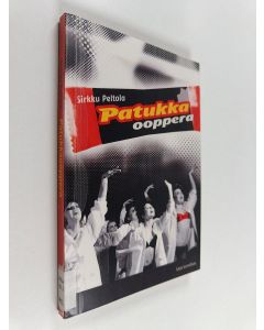 Kirjailijan Sirkku Peltola käytetty kirja Patukkaooppera : musikaali Hyvästä Ihmisestä ja naisvaltaisesta elintarviketeollisuudesta