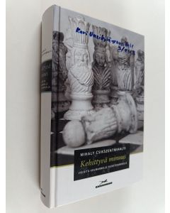 Kirjailijan Mihaly Csikszentmihalyi käytetty kirja Kehittyvä minuus : visioita kolmannelle vuosituhannelle