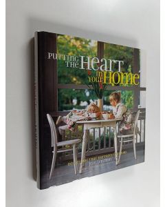 Kirjailijan Jean LemMon käytetty kirja Putting the Heart in Your Home