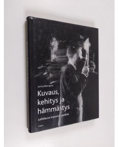 Kirjailijan Jorma Blomqvist käytetty kirja Kuvaus, kehitys ja hämmästys : lehtikuva historian peilinä