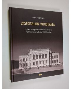 Kirjailijan Erkki Fredrikson käytetty kirja Lyseotalon vuosisata : Jyväskylän lyseon päärakennuksen ja opinkäynnin vaiheita 1900-luvulla