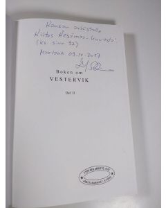 Kirjailijan Leif Skinnar käytetty kirja Boken om Vestervik, Del II - Från Korsholmsby till stadsdel i Vasa 1945-2015 (signeerattu)