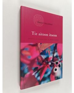 Kirjailijan Paula Salomaa käytetty kirja Tie aitoon itseen : avaimia elämäniloon ja tasapainoon