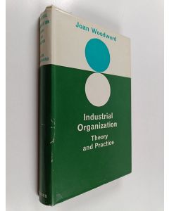 Tekijän Joan Woodward  käytetty kirja Industrial Organization - Theory and Practice