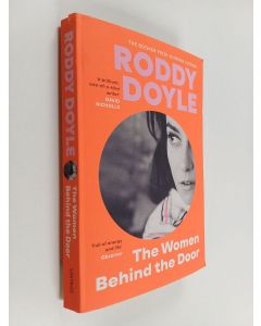 Kirjailijan Roddy Doyle käytetty kirja Women Behind the Door