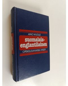 Kirjailijan Aino Wuolle käytetty kirja Suomalais-englantilainen opiskelusanakirja = Finnish-English dictionary