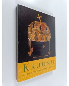 Kirjailijan Heino Nyyssönen käytetty kirja Kruunu : Unkarin tuhatvuotinen arvoitus