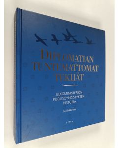 Kirjailijan Jussi Pekkarinen käytetty kirja Diplomatian tuntemattomat tekijät : Ulkoministeriön puolisoyhdistyksen historia