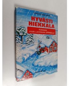 Kirjailijan Vuokko Niskanen käytetty kirja Hyvästi Hiekkala : Romaani juuri lukemaan oppineille