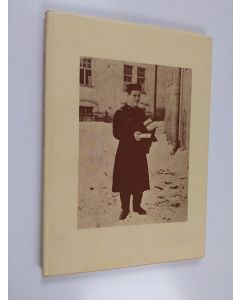 Kirjailijan Kalevi Heikell käytetty kirja Helsinkiläinen postimies : Postiliiton Helsingin osasto ry:n historiikki vuosilta 1906-1966