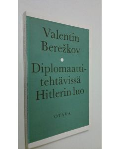 Kirjailijan Valentin Berezkov käytetty kirja Diplomaattitehtävissä Hitlerin luo : suomennos : 11 liitekuvaa