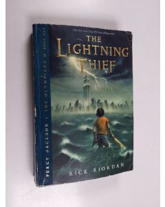 Kirjailijan Rick Riordan käytetty kirja The Lightning Thief