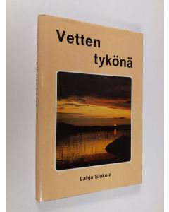 Kirjailijan Lahja Siukola käytetty kirja Vetten tykönä : runoja