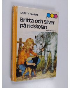 Kirjailijan Lisbeth Pahnke käytetty kirja Britta och Silver på ridskolan