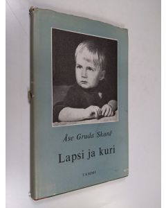 Kirjailijan Åse Gruda Skard käytetty kirja Lapsi ja kuri