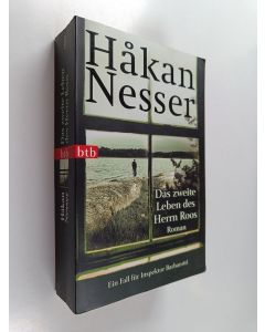 Kirjailijan Håkan Nesser käytetty kirja Das zweite Leben des Herrn Roos