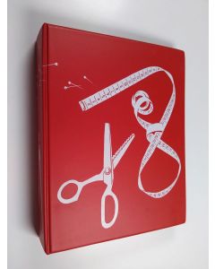 Kirjailijan Maud Kyndel-Hanser käytetty teos Leikkuukurssi : Pieni ompeluopas -vihko sekä 20 -osainen kirjekurssimateriaali kansiossa