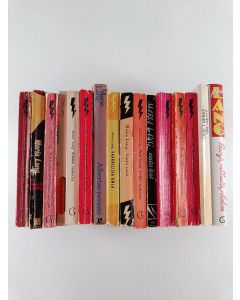 Kirjailijan Maria Lang käytetty teos Maria Lang-setti : Käärmeet eivät kuole ; Kolme pientä eukkoa ; Ruusuja, rakkautta, rikoksia ; Albertan perintö ; Silkkiä samettia ; Pimennetty ikkuna ; Murhenäytelmä hautausmaalla ; Ei paluulippua ; Juonien talo ; Mur