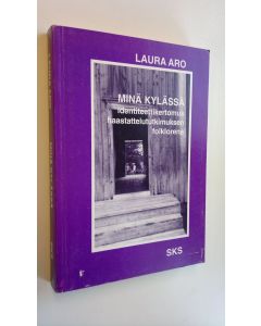 Kirjailijan Laura Aro käytetty kirja Minä kylässä : identiteettikertomus haastattelututkimuksen folklorena