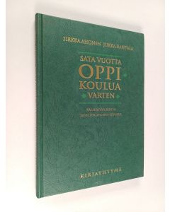 Kirjailijan Sirkka Ahonen käytetty kirja Sata vuotta oppikoulua varten : valmistava koulu 1870-luvulta 1970-luvulle