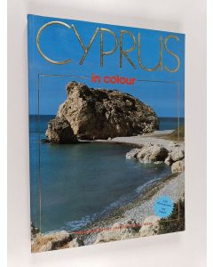 Kirjailijan John Vickers käytetty kirja Cyprus in colour