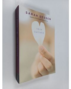 Kirjailijan Sarah Dessen käytetty kirja This lullaby