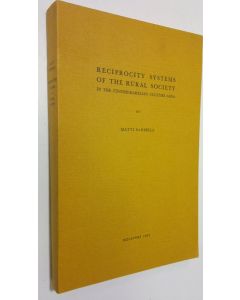 Kirjailijan Matti Sarmela käytetty kirja Reciprocity systems of the rural society in the Finnish-Karelian culture area : With special reference to social intercourse of the youth